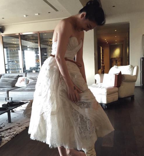 成人礼服白色测评视频,优雅与品质的完美融合