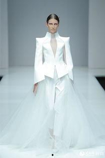 成人礼服白色测评视频,优雅与品质的完美融合