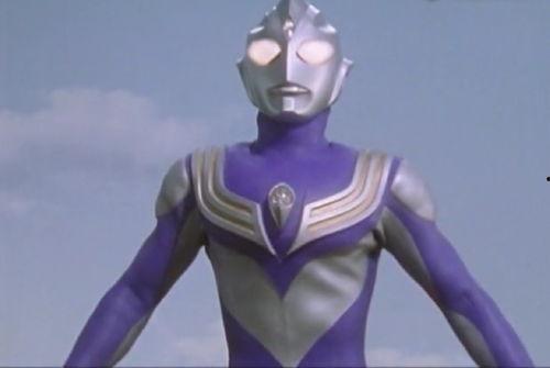 奥特曼扮成人抓鱼视频,趣味抓鱼视频走红网络