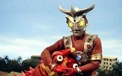 奥特曼扮成人抓鱼视频,趣味抓鱼视频走红网络