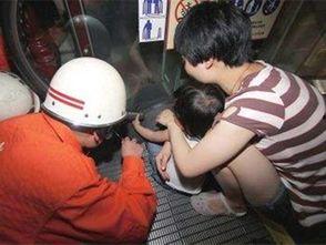 成人女儿跪拜视频大全集,女儿跪拜父母瞬间，传承孝道经典瞬间大盘点